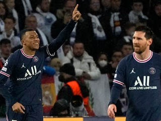 Kylian Mbappé (vľavo) na snímke s Lionelom Messim. 