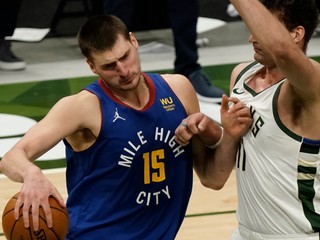 Nikola Jokič (vľavo) a Brook Lopez.