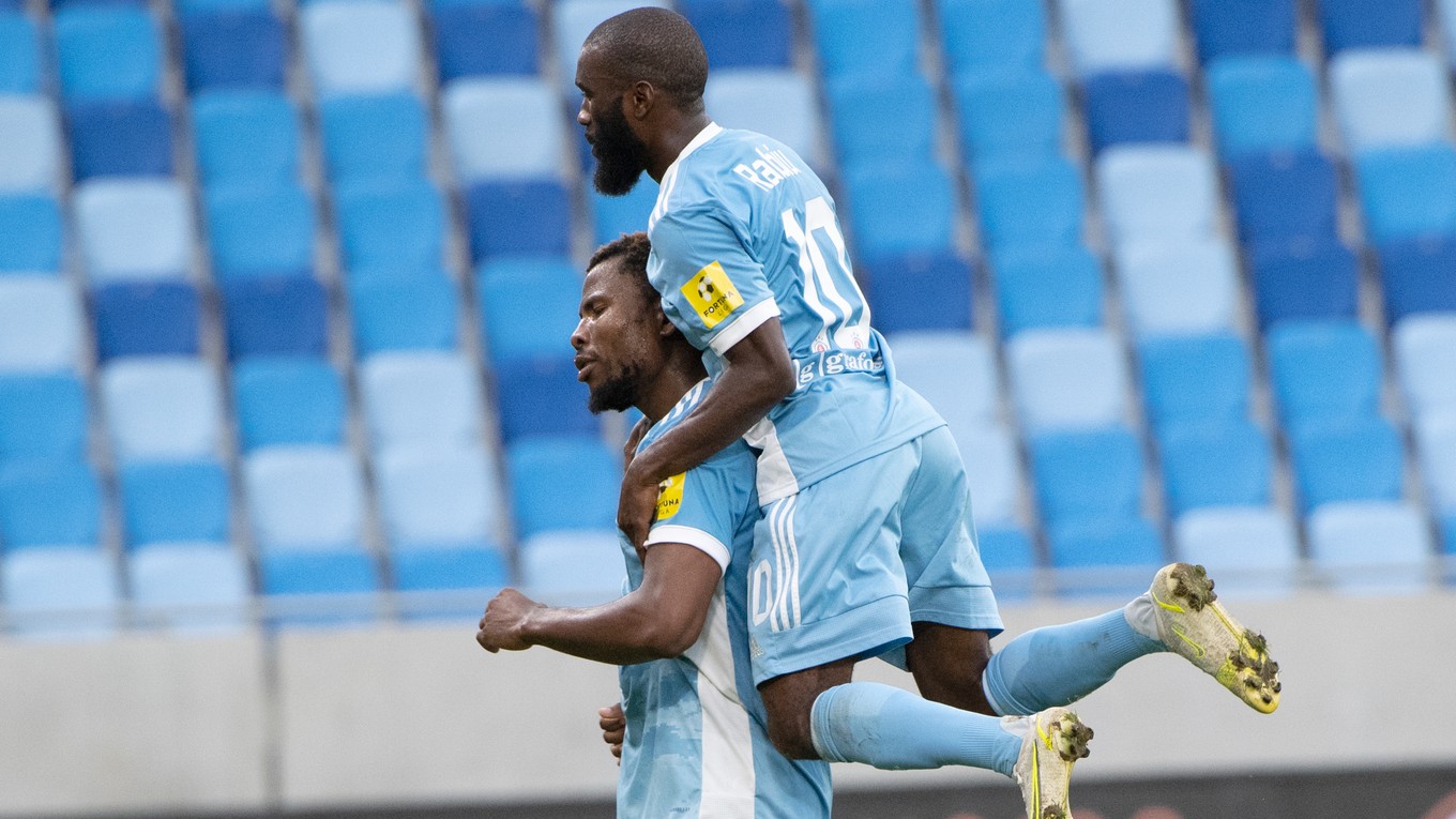 Ezekiel Henty a vpravo Ibrahim Rabiu (obaja Slovan) sa tešia z gólu. 