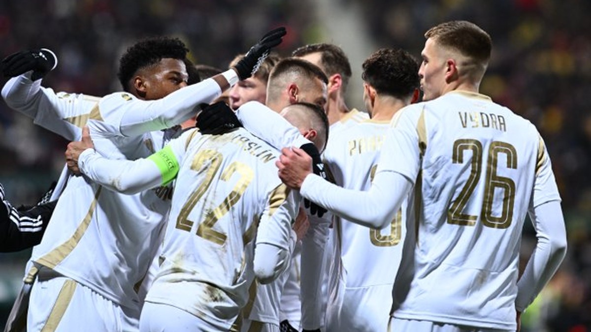 Lukáš Haraslín (v strede) sa teší z gólu so spoluhráčmi