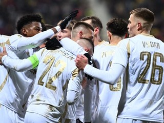 Lukáš Haraslín (v strede) sa teší z gólu so spoluhráčmi