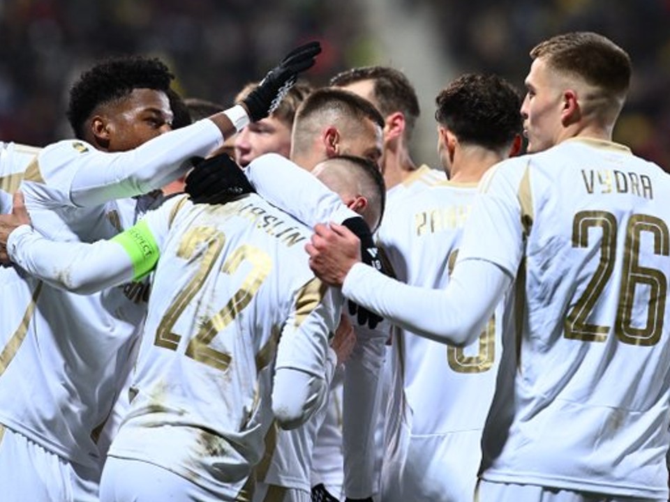 Lukáš Haraslín (v strede) sa teší z gólu so spoluhráčmi