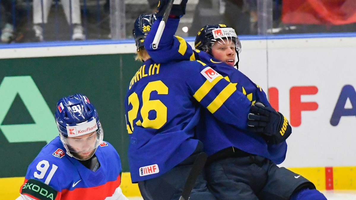 Matúš Sukeľ, Lucas Raymond a Rasmus Dahlin v zápase Slovensko - Švédsko v skupine B na MS v hokeji 2024.