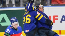 Matúš Sukeľ, Lucas Raymond a Rasmus Dahlin v zápase Slovensko - Švédsko v skupine B na MS v hokeji 2024.