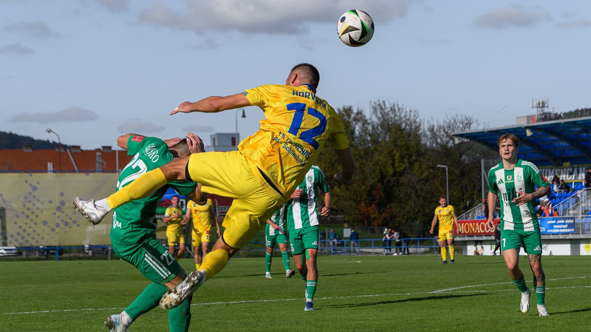 VIDEO: Päsťou do tváre či sporný gól. Zo života a futbalu sa vytratila ľudskosť, tvrdí tréner