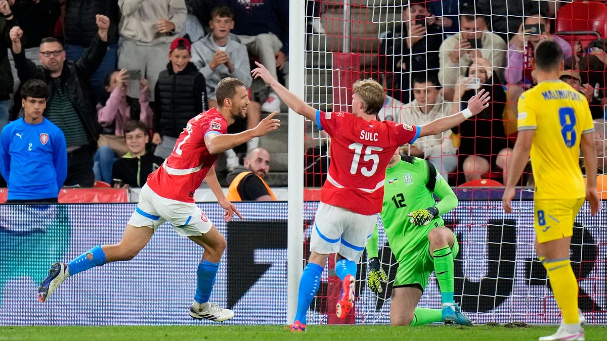 Český futbalista Tomáš Souček (vľavo) sa teší z gólu do siete Ukrajiny v Lige národov.