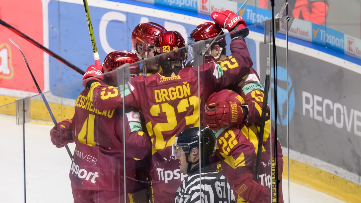 Hráči Trenčína sa tešia z gólu.