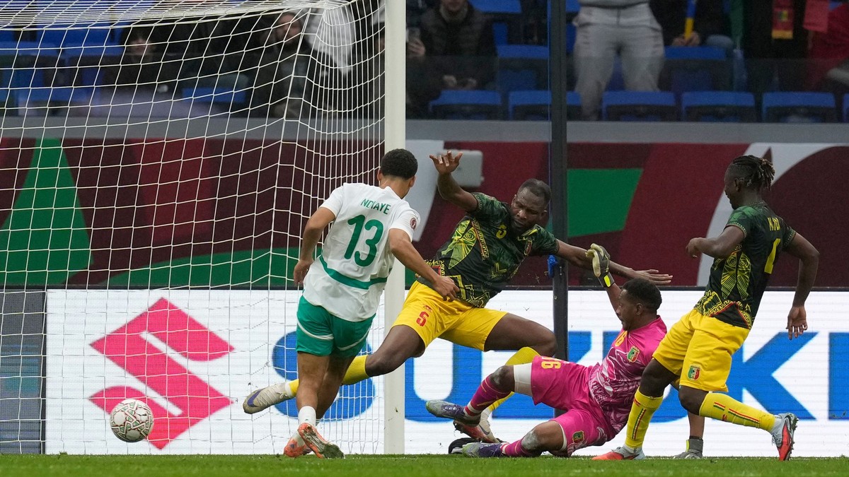 Senegalský hráč Iliman Ndiaye(vľavo) strieľa úvodný gól v zápase štvrťfinále Afrického pohára národov Mali - Senegal.