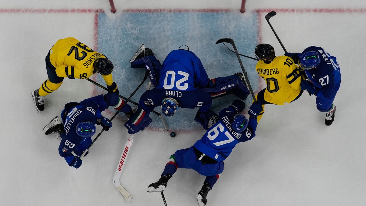 Taliansky brankár Damian Clara si pripisuje zákrok v zápase Taliansko - Švédsko na ZOH 2026.