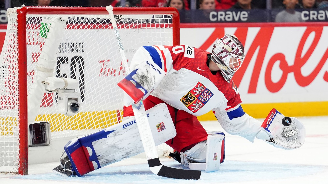 Brankár Michael Hrabal v zápase USA - Česko v semifinále MS v hokeji do 20 rokov 2025.