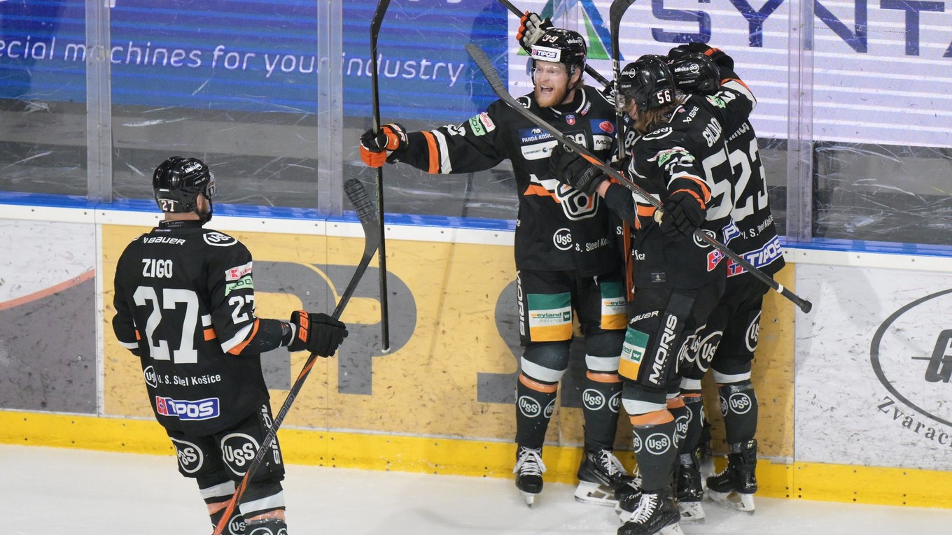 Hokejisti HC Košice sa tešia po strelenom góle.