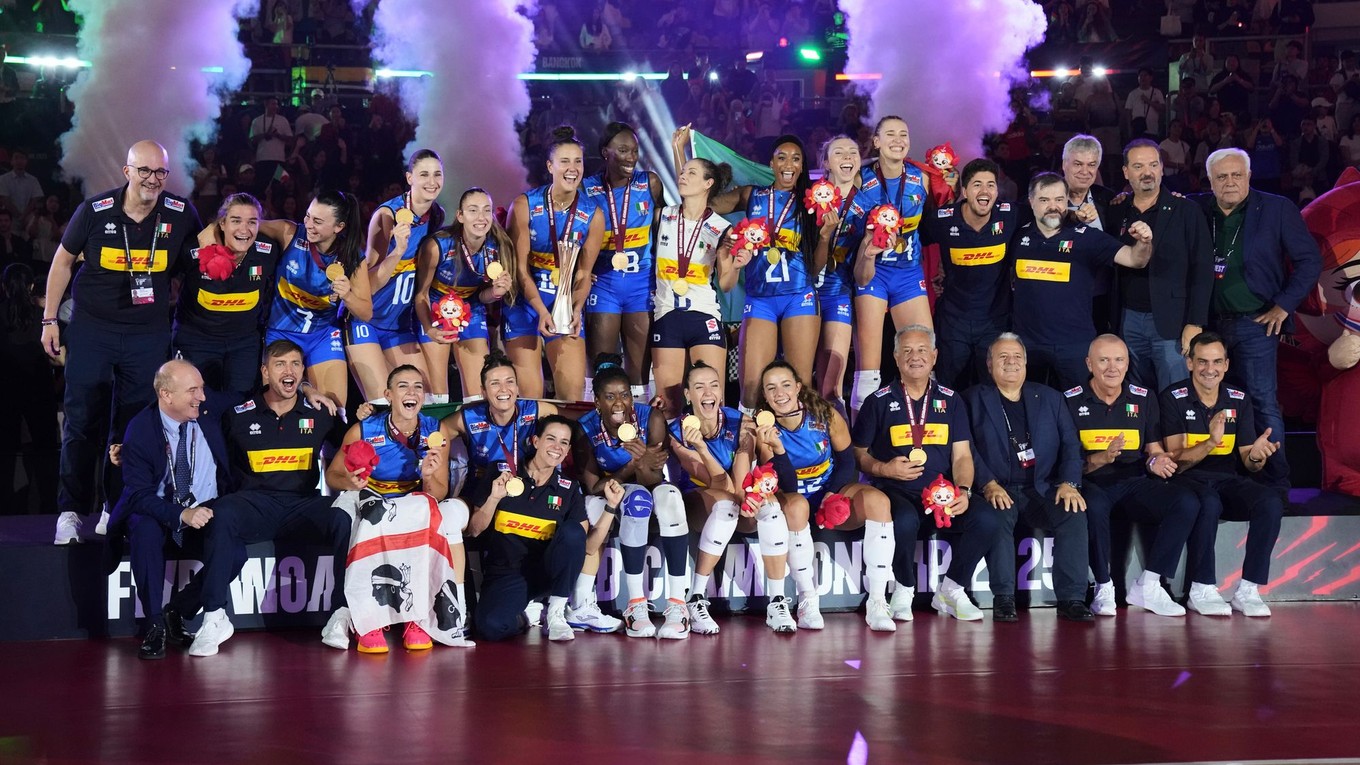 Volejbalistky Talianska oslavujú zisk titulu majsteriek sveta. 