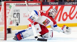 Brankár Michael Hrabal v zápase USA - Česko v semifinále MS v hokeji do 20 rokov 2025.