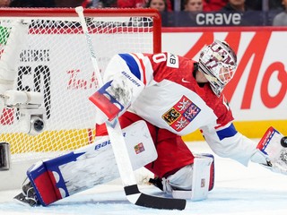 Brankár Michael Hrabal v zápase USA - Česko v semifinále MS v hokeji do 20 rokov 2025.