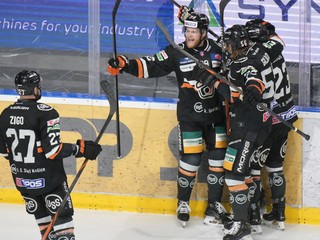 Hokejisti HC Košice sa tešia po strelenom góle.