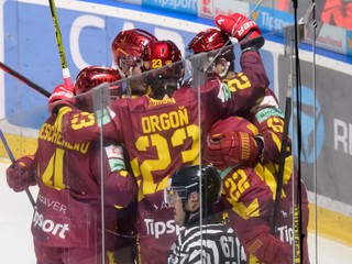 Hráči Trenčína sa tešia z gólu.