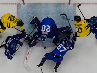 Taliansky brankár Damian Clara si pripisuje zákrok v zápase Taliansko - Švédsko na ZOH 2026.