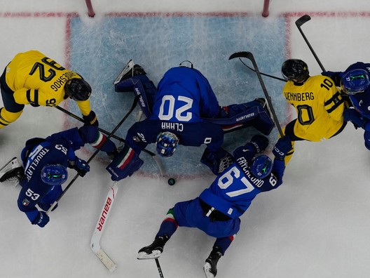 Taliansky brankár Damian Clara si pripisuje zákrok v zápase Taliansko - Švédsko na ZOH 2026.