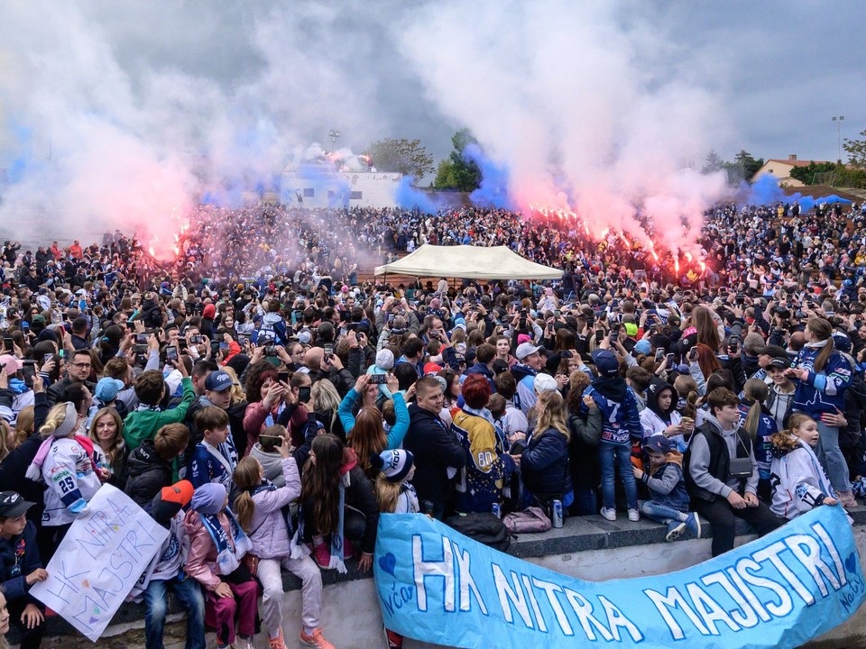 Hokejisti HK Nitra oslávili spolu s fanúšikmi svoj druhý titul v histórii najvyššej slovenskej súťaže.