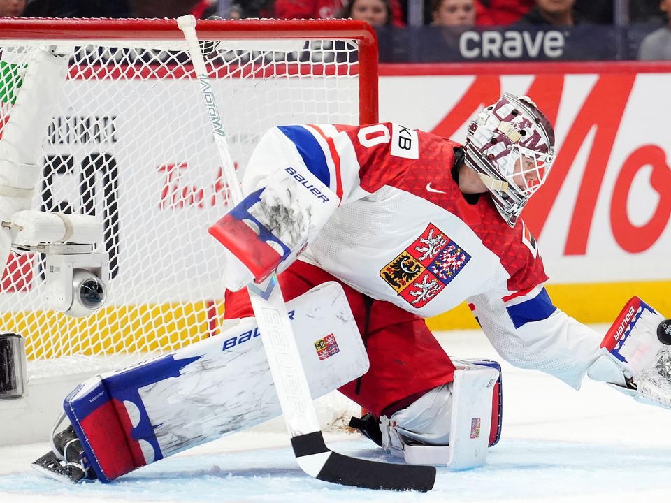 Brankár Michael Hrabal v zápase USA - Česko v semifinále MS v hokeji do 20 rokov 2025.