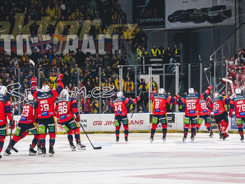 Radosť hráčov Pardubíc.
