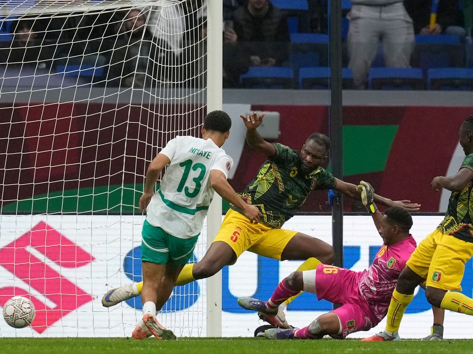 Senegalský hráč Iliman Ndiaye(vľavo) strieľa úvodný gól v zápase štvrťfinále Afrického pohára národov Mali - Senegal.