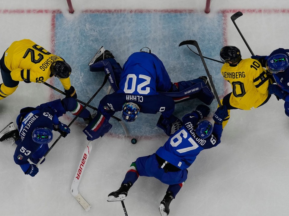 Taliansky brankár Damian Clara si pripisuje zákrok v zápase Taliansko - Švédsko na ZOH 2026.