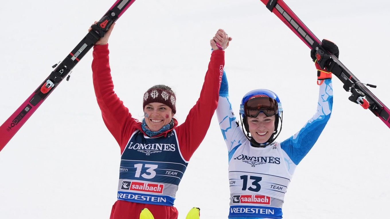 Breezy Johnsonová a Mikaela Shiffrinová sa radujú zo zisku zlatých medailí v tímovej kombinácii MS 2025