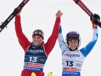 Breezy Johnsonová a Mikaela Shiffrinová sa radujú zo zisku zlatých medailí v tímovej kombinácii MS 2025