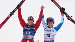 Breezy Johnsonová a Mikaela Shiffrinová sa radujú zo zisku zlatých medailí v tímovej kombinácii MS 2025