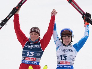 Breezy Johnsonová a Mikaela Shiffrinová sa radujú zo zisku zlatých medailí v tímovej kombinácii MS 2025