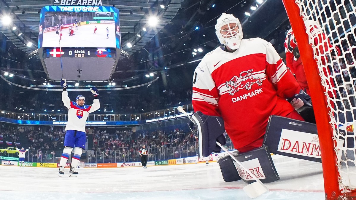 Dánsky brankár Nicolaj Henriksen po góle Adama Lišku v zápase Slovensko - Dánsko na MS 2026 v hokeji.
