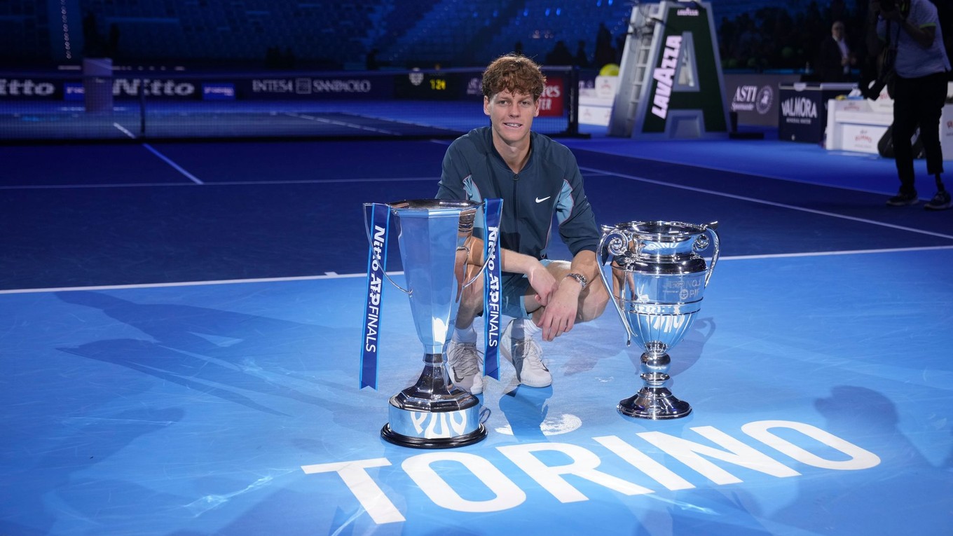 Jannik Sinner pózuje s trofejami po výhre vo finále Turnaja majstrov 2024.