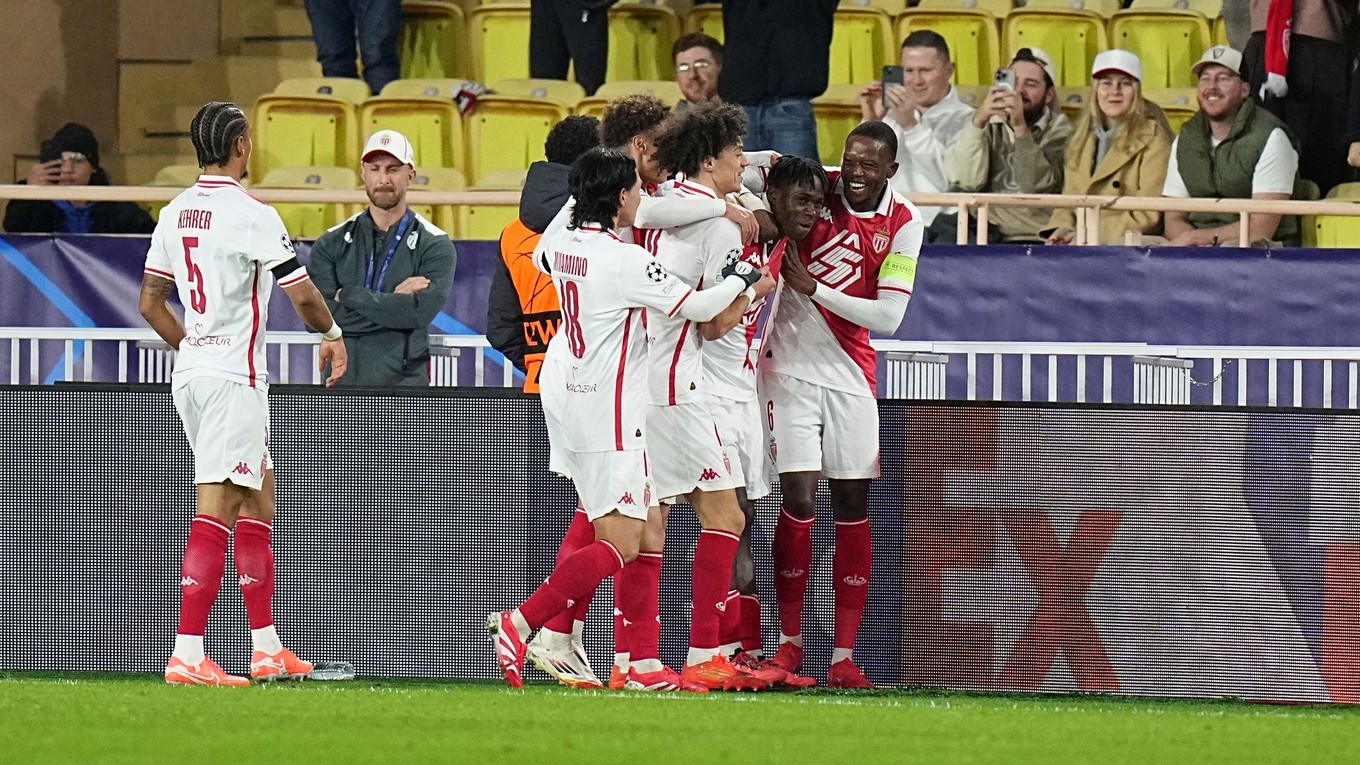 Futbalisti AS Monaco po strelení gólu.
