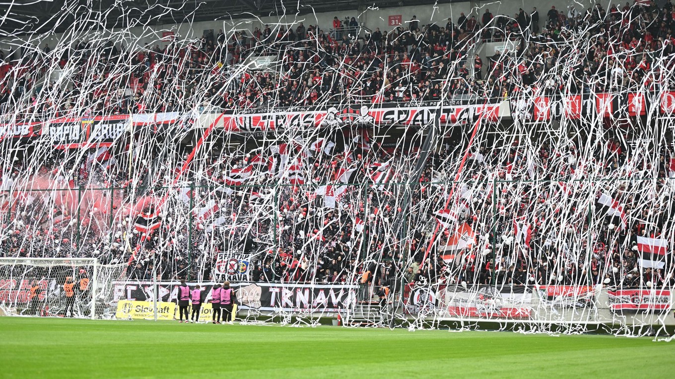 Na snímke fanúšikovia Spartaka počas odvety semifinále Slovenského pohára FC Spartak Trnava - ŠK Slovan Bratislava.