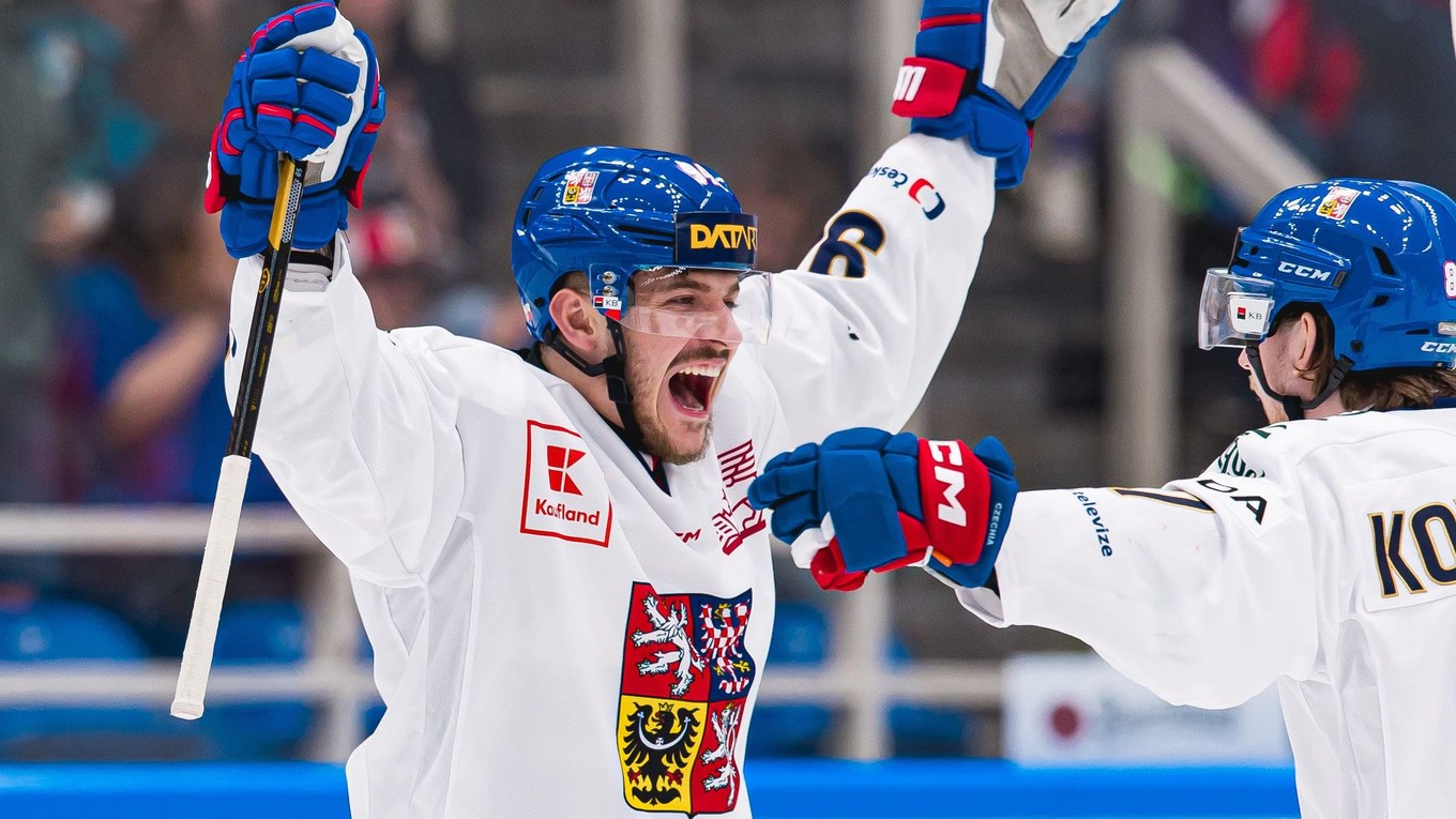 Jakub Lauko oslavuje debutový gól v drese Česka. 