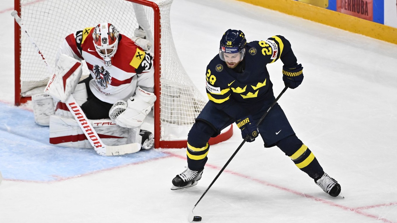Elias Lindholm a brankár David Kickert v zápase Švédsko - Rakúsko v skupine A na MS v hokeji 2025.