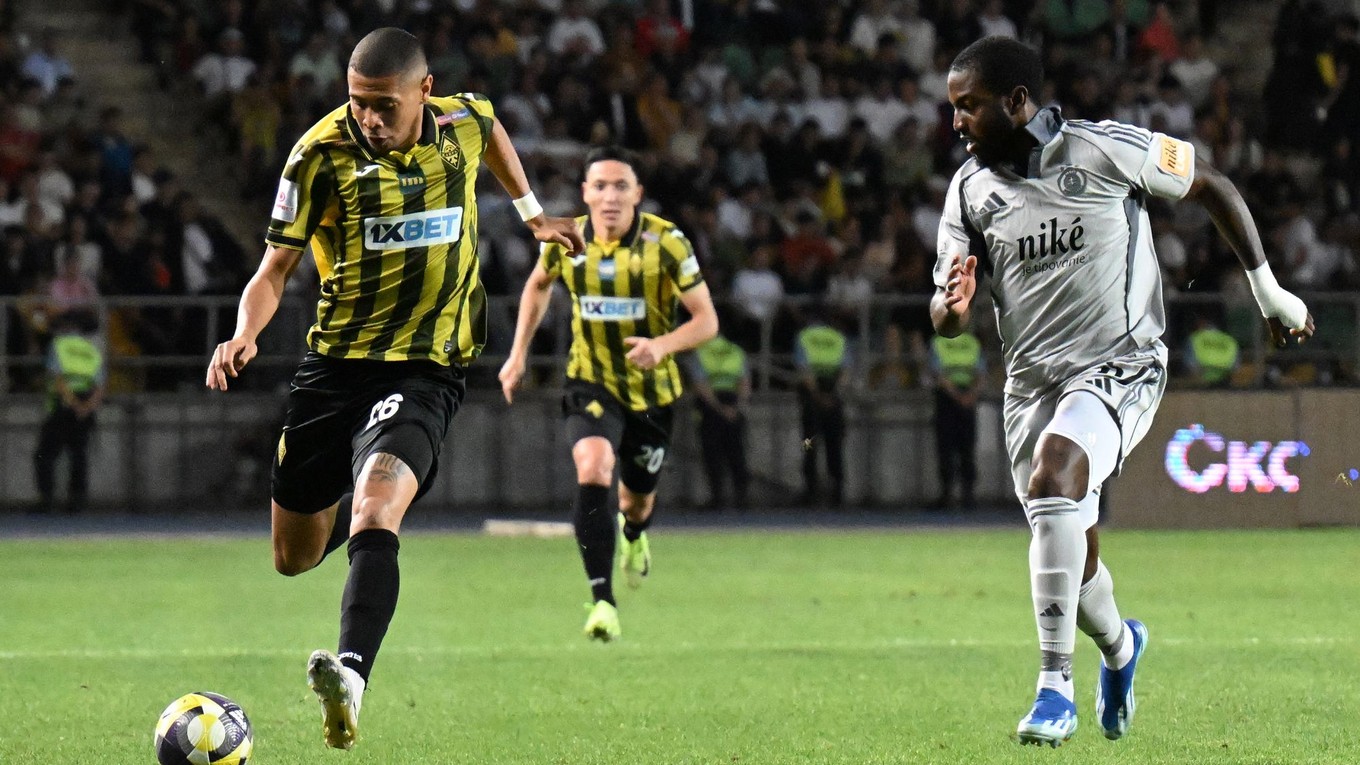 hráč Slovana Sandro Cruz (vpravo) a hráč Almaty Edmilson Santos počas úvodného zápasu 3. predkola Ligy majstrov