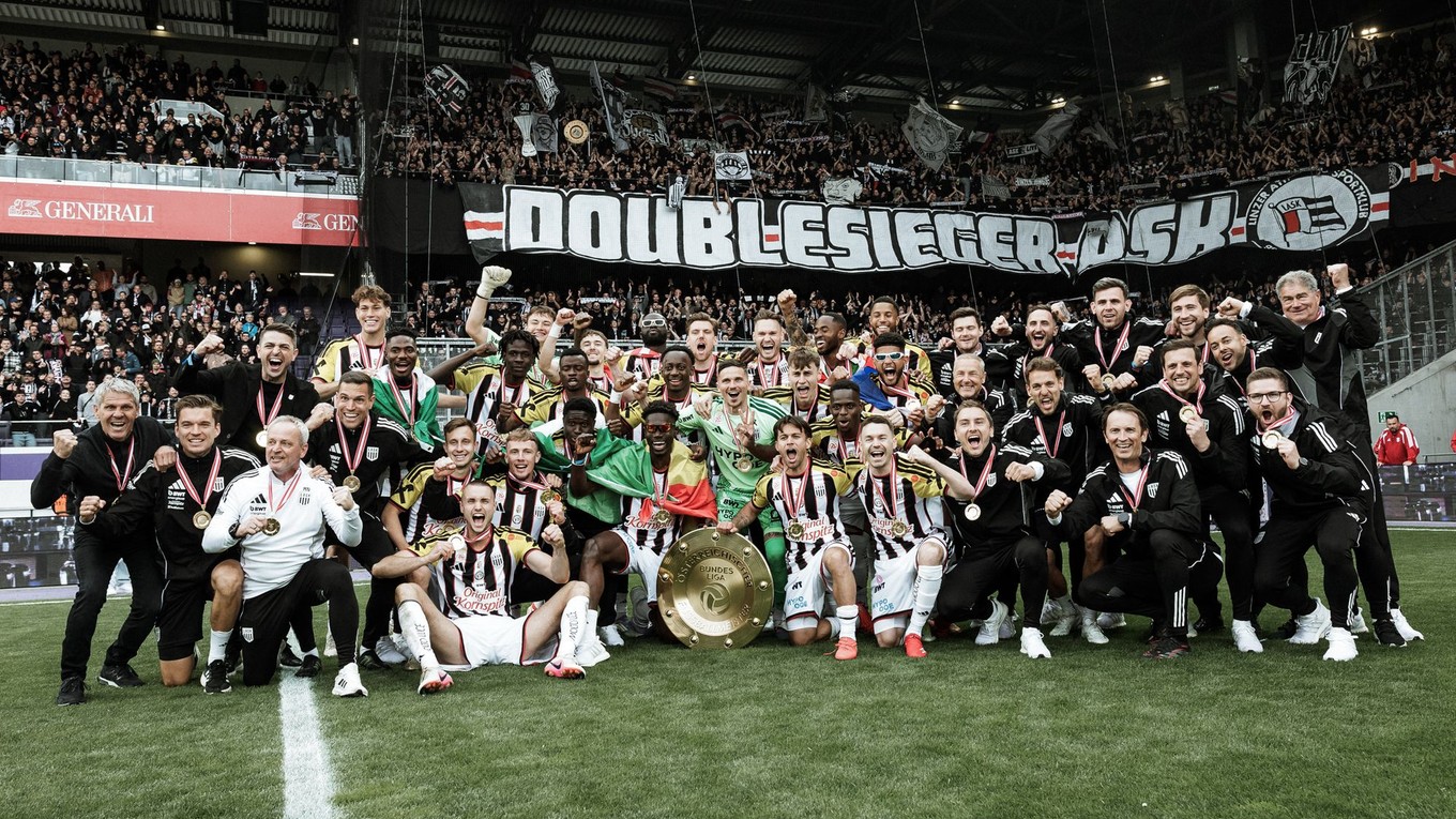 Futbalisti LASK Linz oslavujú titul