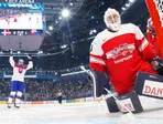 Dánsky brankár Nicolaj Henriksen po góle Adama Lišku v zápase Slovensko - Dánsko na MS 2026 v hokeji.

