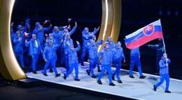 Slovenská výprava, vlajkonosič je hokejový reprezentant SR Tomáš Tatar počas otváracieho ceremoniálu XXV. zimných olympijských hier Miláno-Cortina 2026.