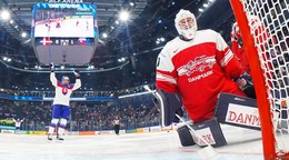 Dánsky brankár Nicolaj Henriksen po góle Adama Lišku v zápase Slovensko - Dánsko na MS 2026 v hokeji.
