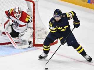 Elias Lindholm a brankár David Kickert v zápase Švédsko - Rakúsko v skupine A na MS v hokeji 2025.