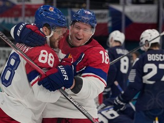 Česi sa tešia z gólu proti Francúzsku.