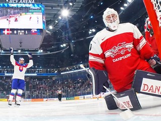 Dánsky brankár Nicolaj Henriksen po góle Adama Lišku v zápase Slovensko - Dánsko na MS 2026 v hokeji.
