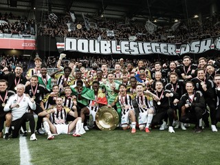 Futbalisti LASK Linz oslavujú titul