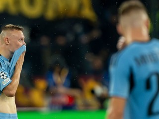 Nino Marcelli (vľavo) a Alen Mustafič počas zápasu AS Rím - Slovan Bratislava.
