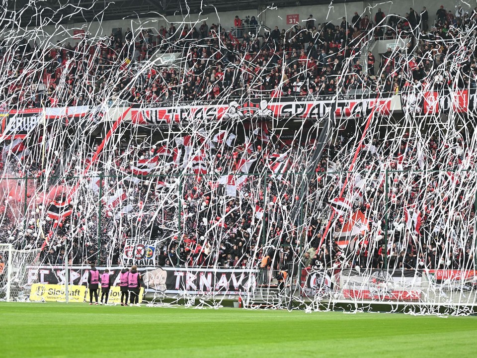 Na snímke fanúšikovia Spartaka počas odvety semifinále Slovenského pohára FC Spartak Trnava - ŠK Slovan Bratislava.