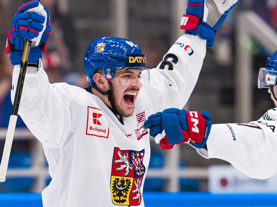 Jakub Lauko oslavuje debutový gól v drese Česka. 