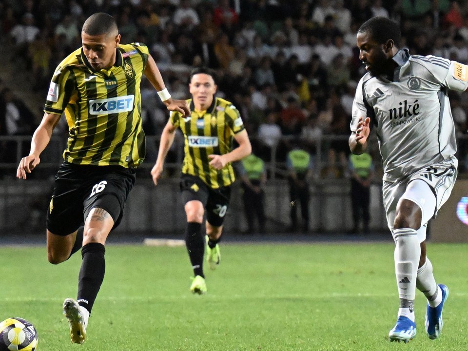 hráč Slovana Sandro Cruz (vpravo) a hráč Almaty Edmilson Santos počas úvodného zápasu 3. predkola Ligy majstrov